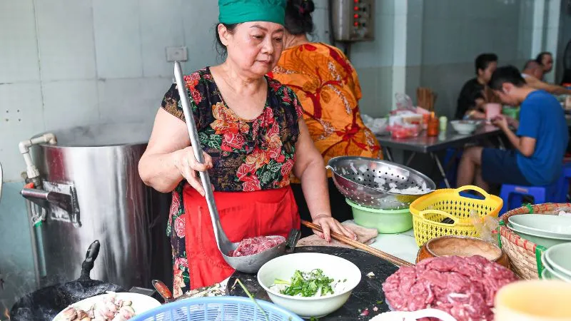 Thưởng thức phở tái lăn thâm niên hơn 40 năm đông khách tại Hoàng Mai, Hà Nội
