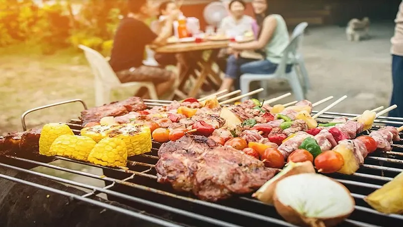 Tiệc BBQ là gì? Cách tự làm tiệc BBQ tại nhà vô cùng đơn giản