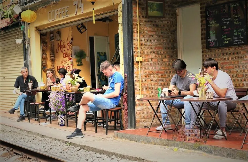 Tổng hợp 7 quán cà phê đường tàu Phùng Hưng được nhiều du khách ghé đến