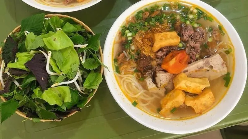 Trải nghiệm ăn khuya ở chợ Long Biên, vô vàn món ngon, bán đến nửa đêm