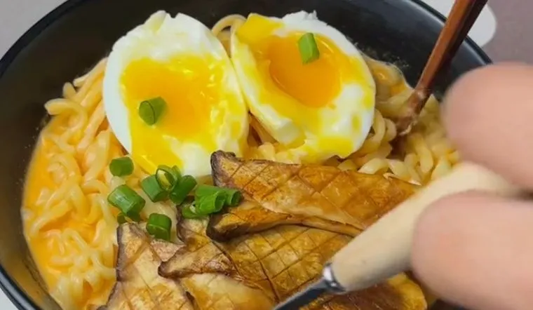 Vào bếp làm mì ramen đơn giản, thơm ngon chỉ mất 20 phút